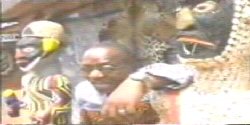 Saint Bruno s'attaque avec l'humour qui lui est propre le tribalisme au Cameroun, en rpertoriant les nombreux prjugs sur les diffrentes tribus