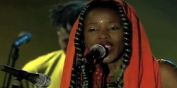 Sally Nyolo interprte Multiculti en live