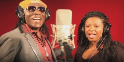 Superbe duo entre deux voix de haut niveau sur une musique douce en Douala, Bodimbea